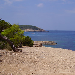 el mar de Ibiza visto desde la costa