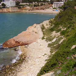 Imagen de la Cala-Capellans, de Salou. Se ve la cala desde la costa, viéndose a la derecha la costa, y al fondo la cala.