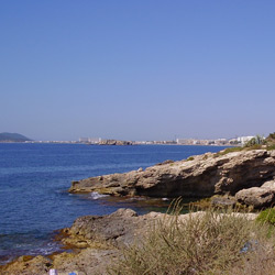 El mar y parte de la costa entre la ciudadad de Ibiza y playa de´n Bossa. Al fondo, la línea de edificios de la playa de´n Bossa.