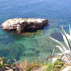 El mar transparente de Ses-Figuerets-Ibiza, alrededor de una roca.