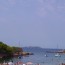 Imagen de una cala de Ibiza, con un islote al fondo.