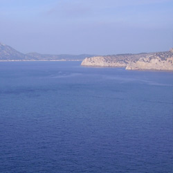Imagen de la costa de Mallorca, con el mar azul, el cielo azul, y una franja de tierra